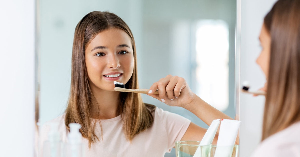 aide-memoire-ados-centre-dentaire-daneault Adolescent se lavant les dents
