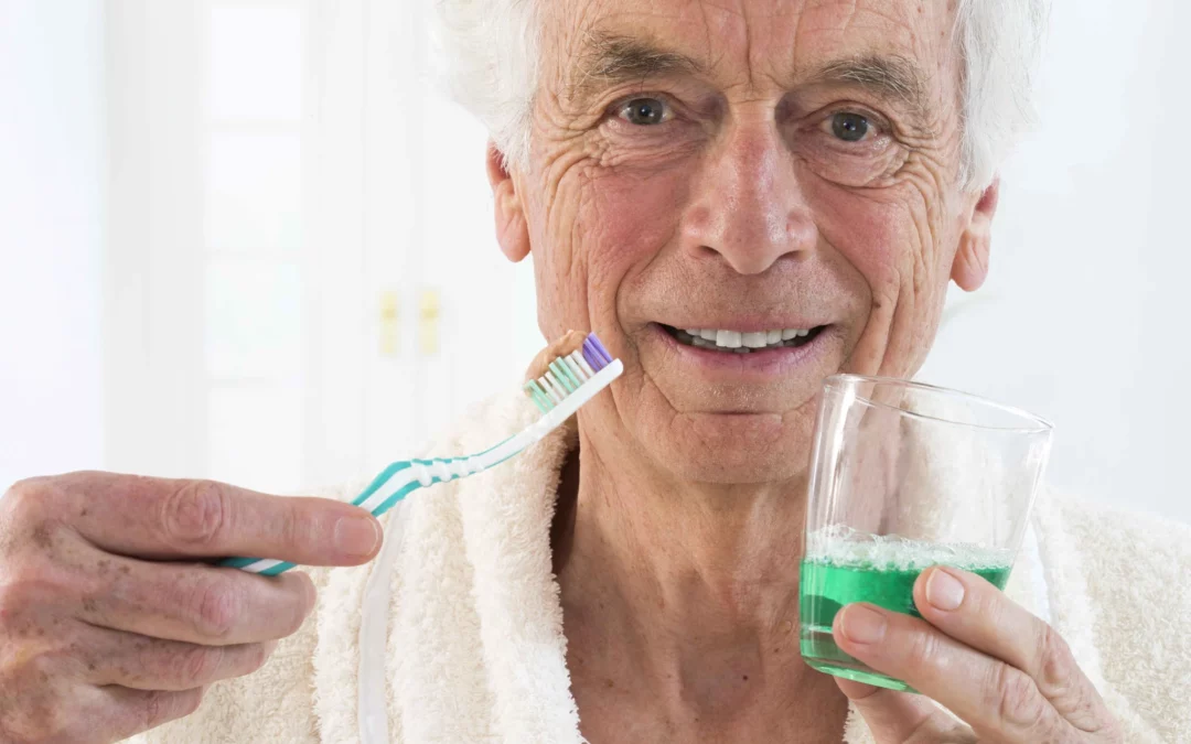 Senior avec son matériel de brossage de dents