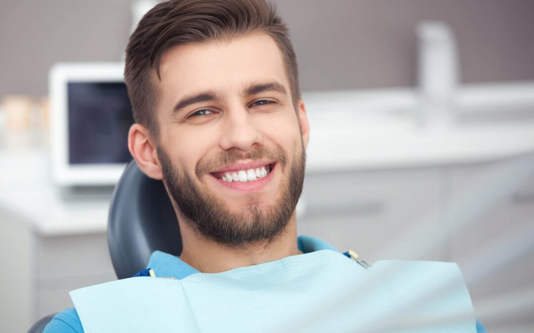 Homme souriant après un traitement bucco-dentaire de qualité chez Happy Smiles